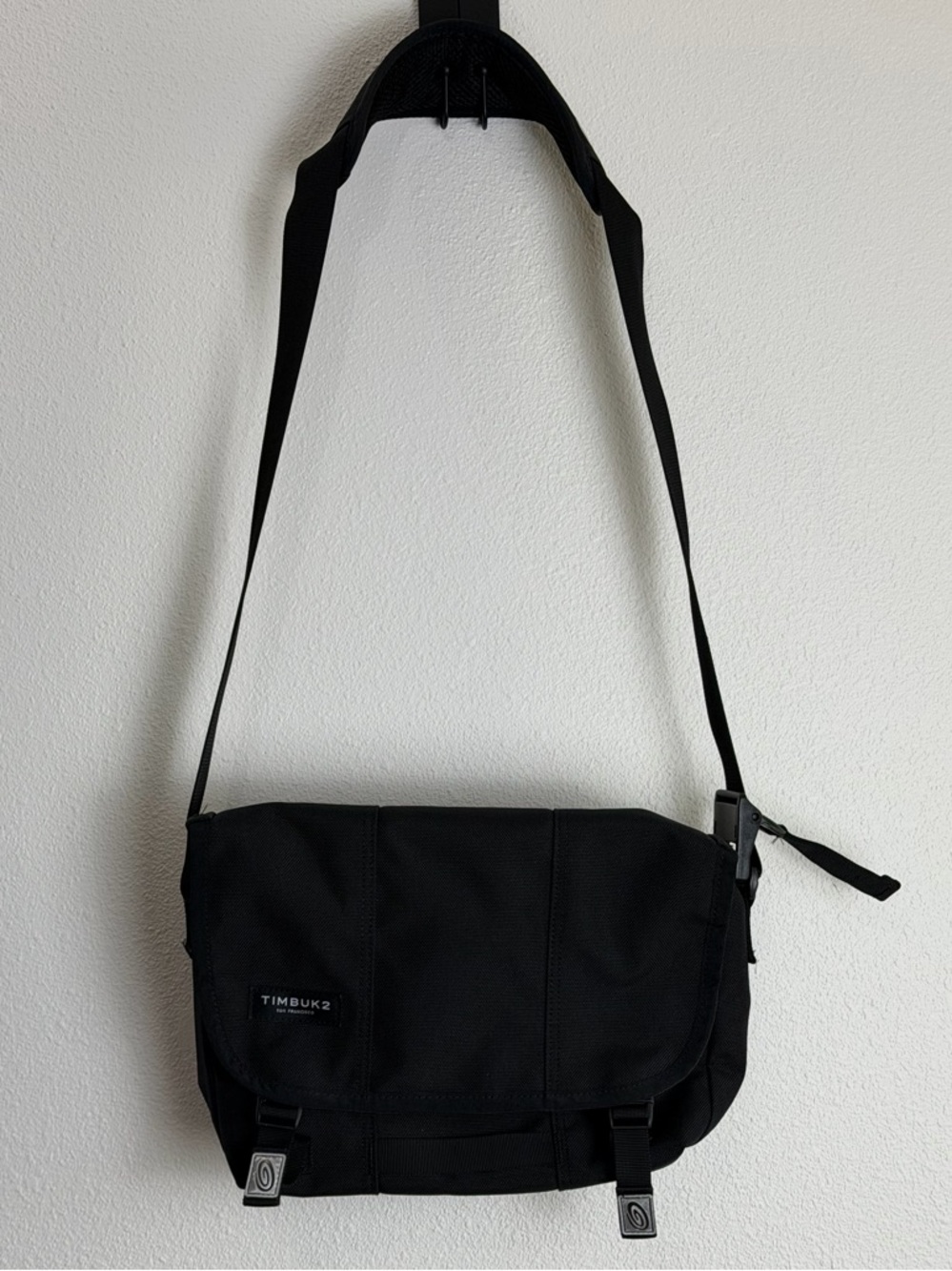 XS TIMBUK2 BLACK CLASSIC MESSENGER BAG